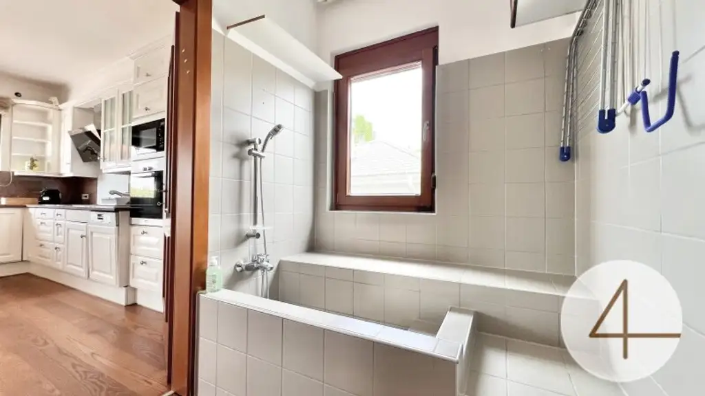 10 Minuten Fahrzeit nach Wien I Klimatisierte Villa mit Weitblick I Wellness, Fitnessraum & Kamin I Terrassen, Balkon & Garten I Hochwertige Ausstattung