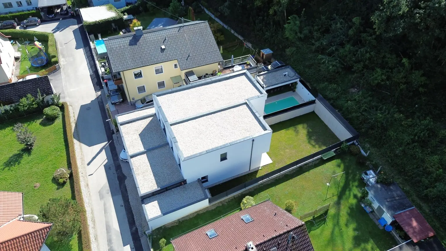 Neu gebaute Doppelhaushälfte mit großem 3fachcarport  in beliebter Siedlung