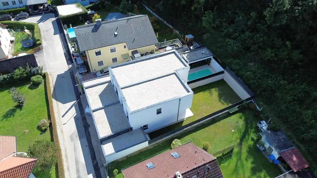 Neu gebaute Doppelhaushälfte mit großem 3fachcarport  in beliebter Siedlung