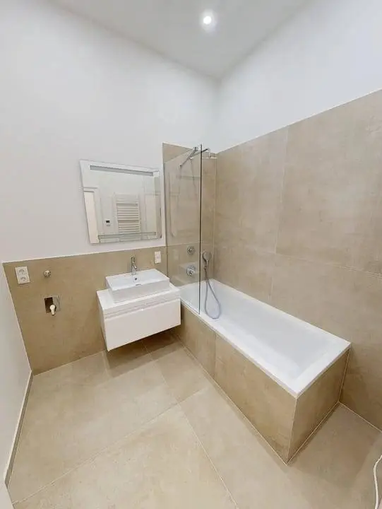 Erstbezug in Neubau Living - 
sanierte 4-Zimmer-Altbauwohnung
