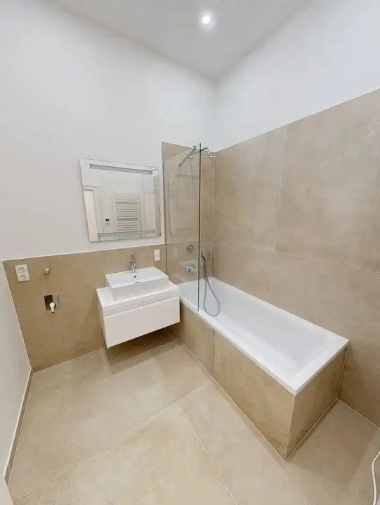 Erstbezug in Neubau Living - 
sanierte 4-Zimmer-Altbauwohnung
