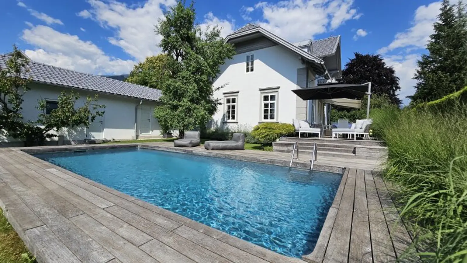 Außenansicht - Garten - Pool - Haus - Seeboden - kaufen