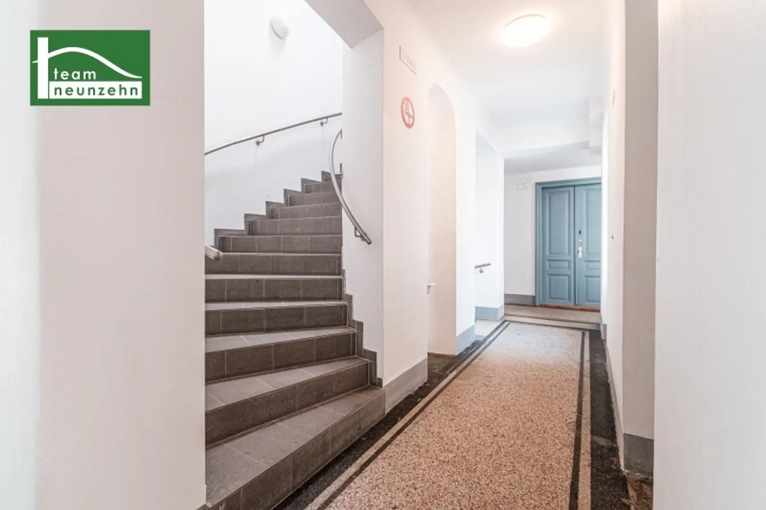 EIGENBEDARF ODER INVESTMENT MIT ca. 3,5% RENDITE! SEHR GUTER ZUSTAND! SANIERTE & MÖBLIERTE DACHGESCHOSS-WOHNUNG INKL. KÜCHE! SOFORT BEZIEH- ODER VERMIETBAR!