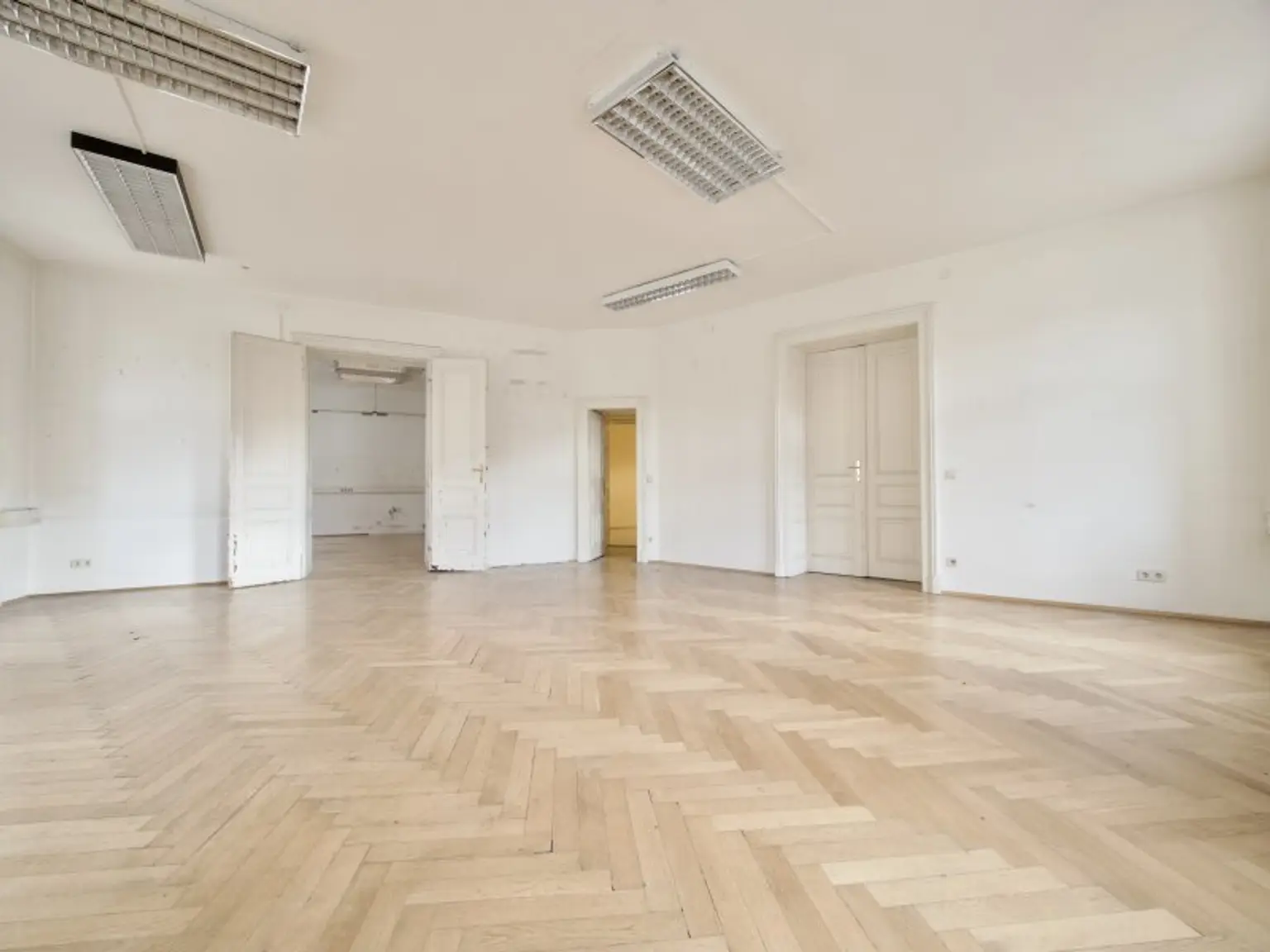 Exklusive Büro- oder Ordinationsfläche im klassischen Altbaustil in der Klagenfurter Fußgängerzone zu mieten!