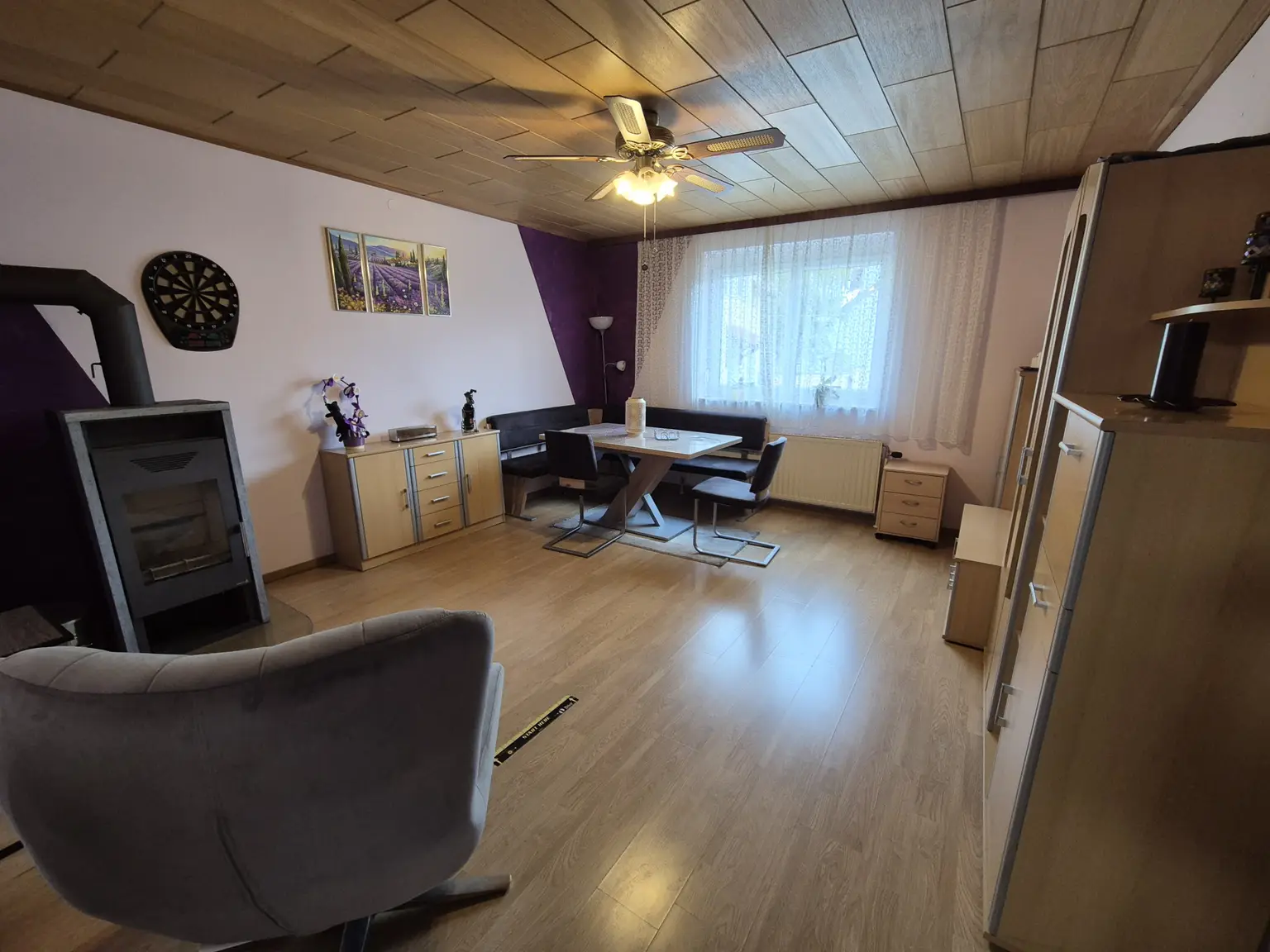 Wohnzimmer mit Kamin