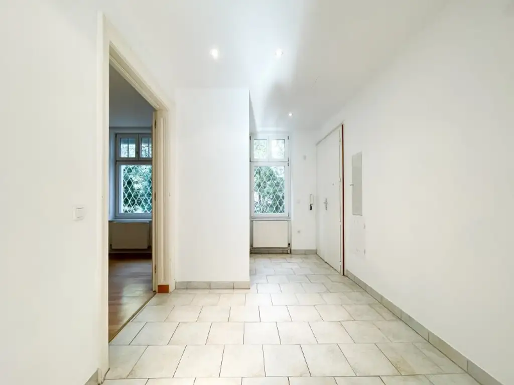 NÄHE LAINZER TIERGARTEN: Charmante 3-Zimmer-Gartenwohnung mit 218m² privater Grünfläche