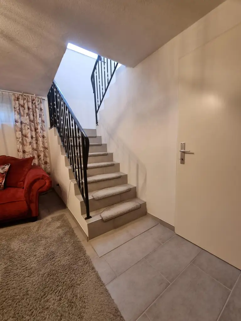 LIEBEVOLLER BUNGALOW MIT GEPFLEGTEM GARTEN IN TRAUMHAFTER RUHELAGE