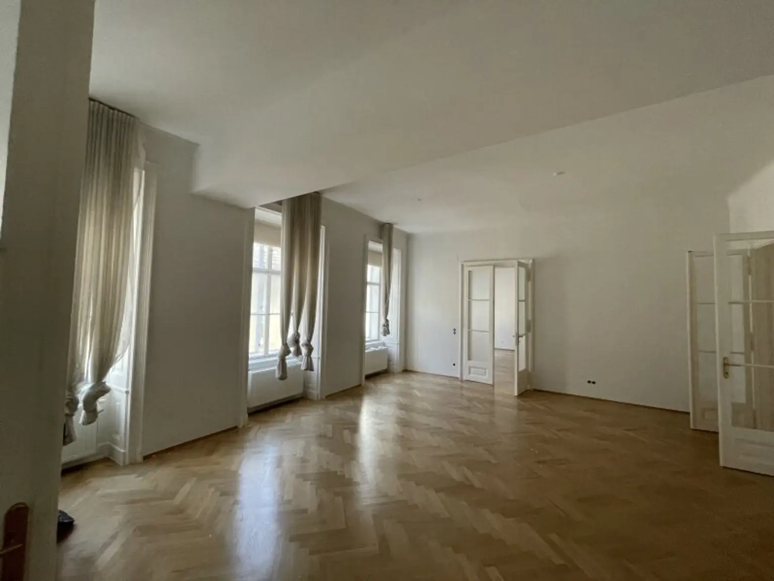 162 m² LUXURIÖSER ALTBAU -- GENERALSANIERT -- NEBEN GRABEN -- UNBEFRISTET!