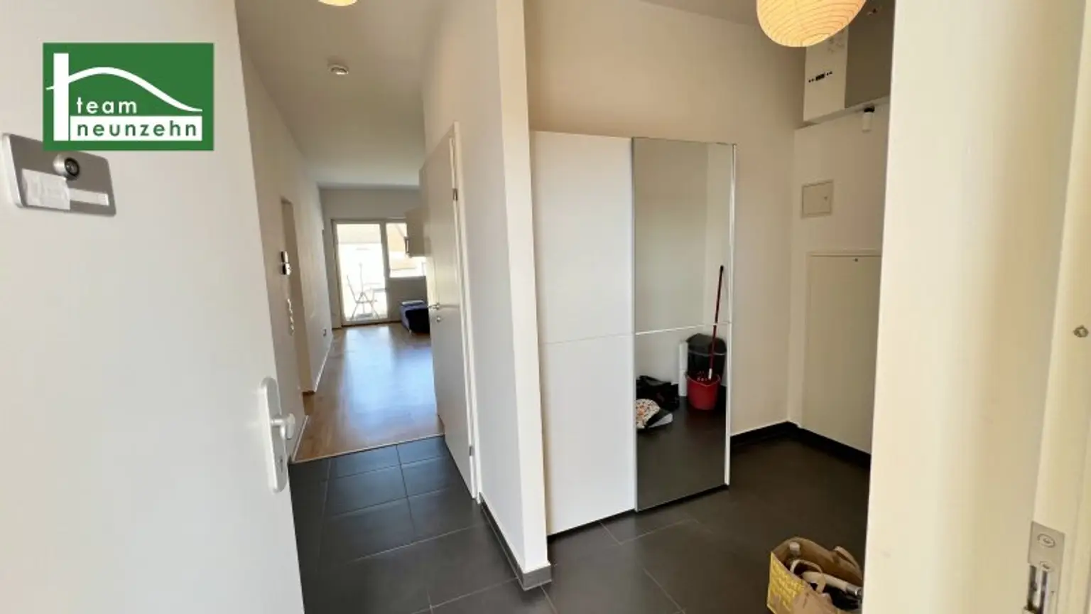2 Zimmer-Wohnung in generalsaniertem Neubau mit ca. 6m2 Balkon.