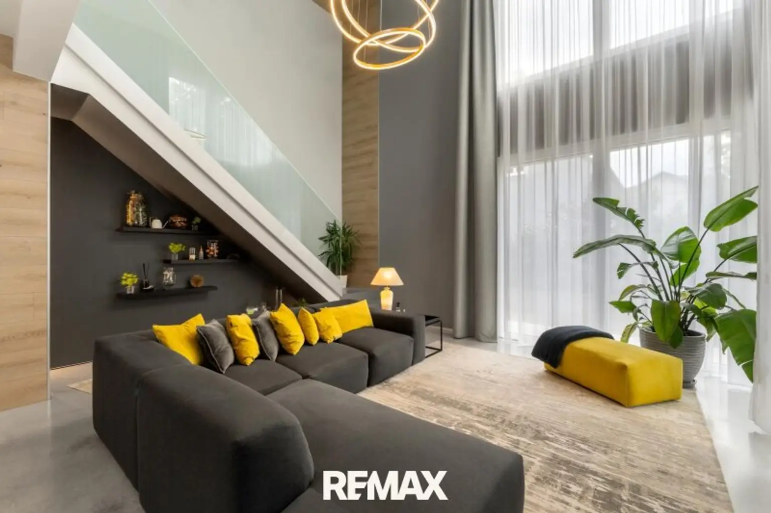 Beeindruckende Designer-Villa mit Pool und Poolhaus zum Soforteinzug!
