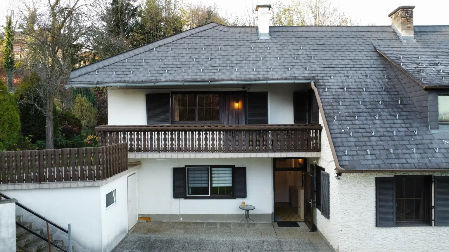 Haus mit zwei Wohneinheiten und Gartenidylle