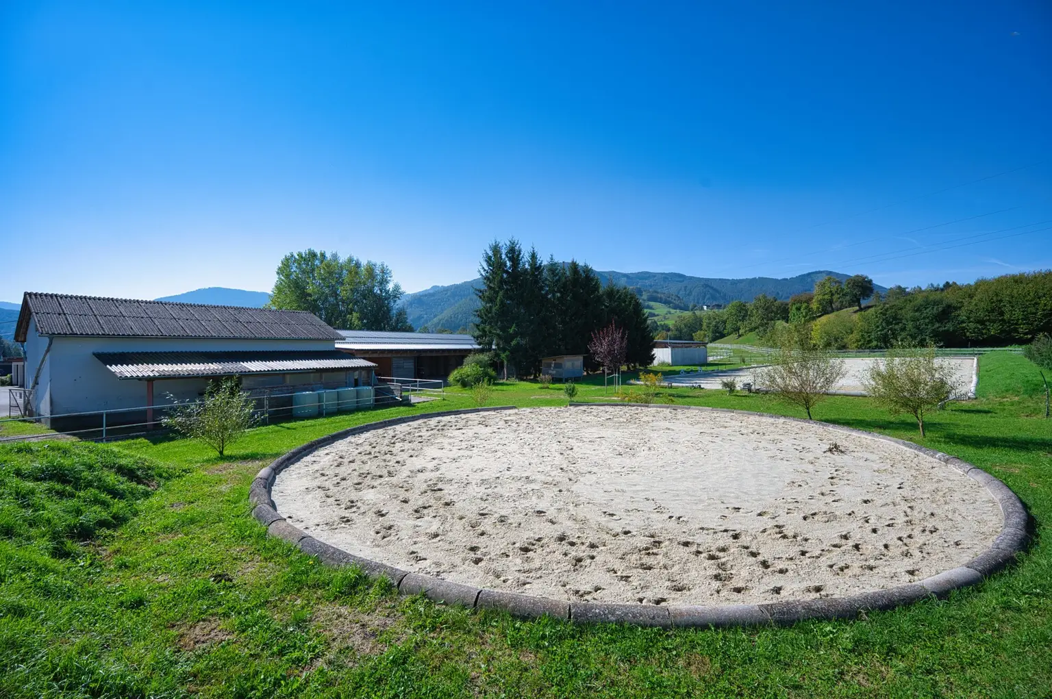 Reiterhof. Vierkanter. Wirtshaus. Zimmervermietung. Wohnungen. Natur.