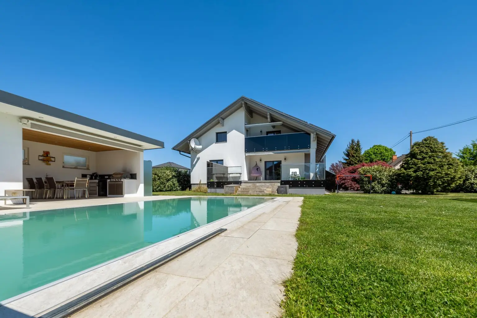 Ansicht Poolhaus und Haupthaus