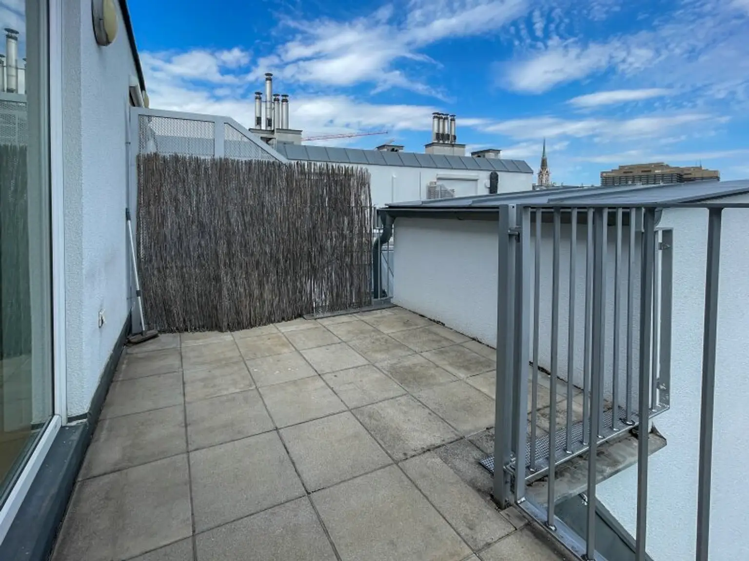 DG-Maisonette mit Terrasse – Wohnen auf zwei Ebenen in ruhiger Stadtlage mit Weitblick