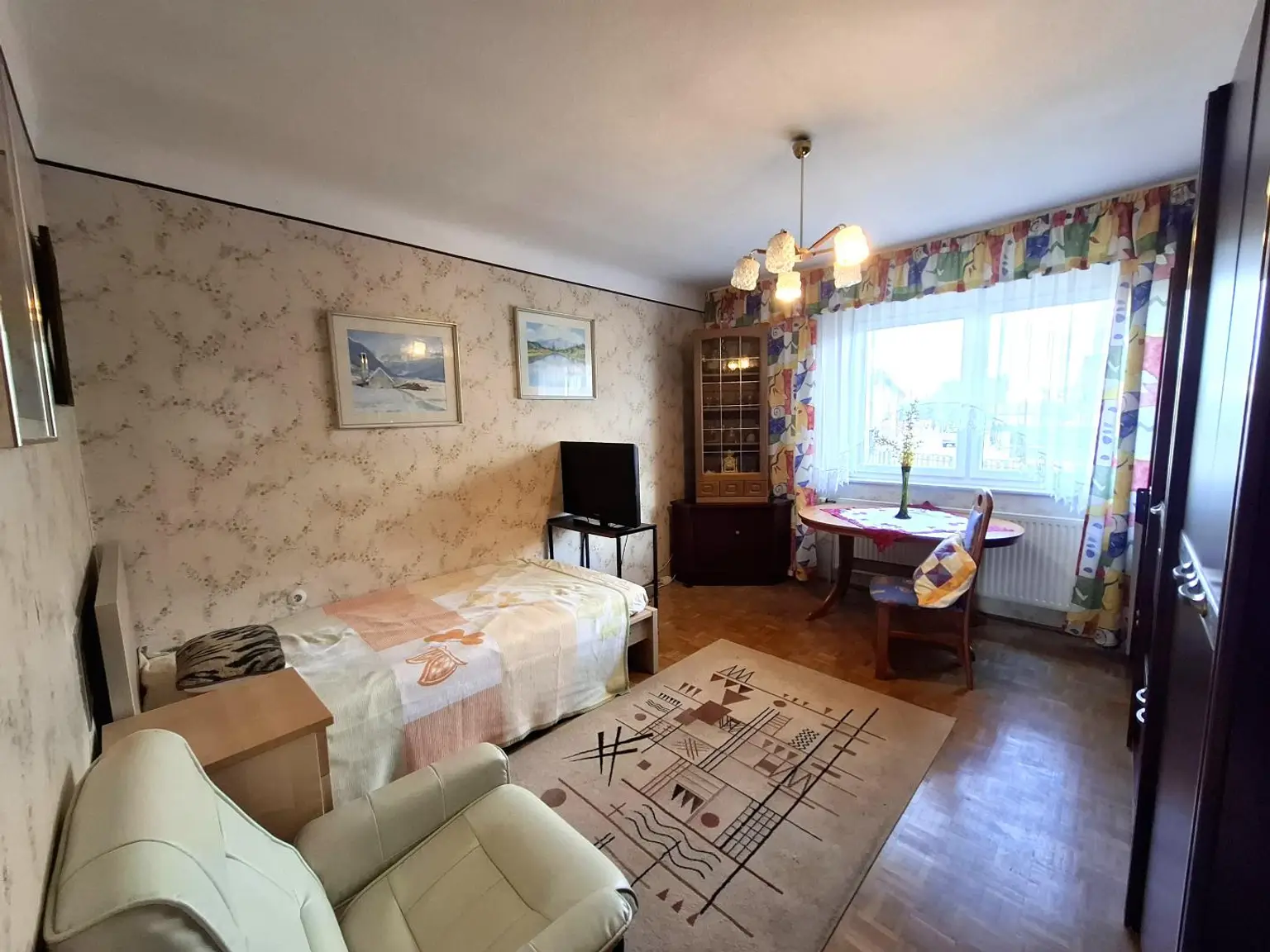 Einfamilienhaus mit Keller, Loggia, Garage und Garten, nur 300 Meter zum Neufelder See