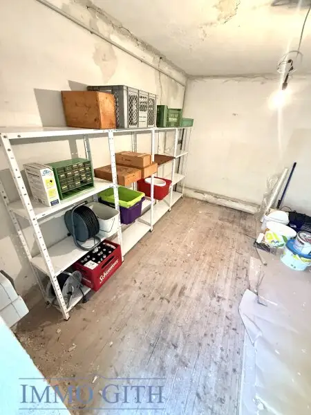 RUHIGE 74 m² 3-ZIMMER-WOHNUNG IM OBERGESCHOSS EINES ZWEIFAMILIENHAUSES MIT GARTENFLÄCHE, ABSTELLRAUM & PARKPLATZ ZU MIETEN!