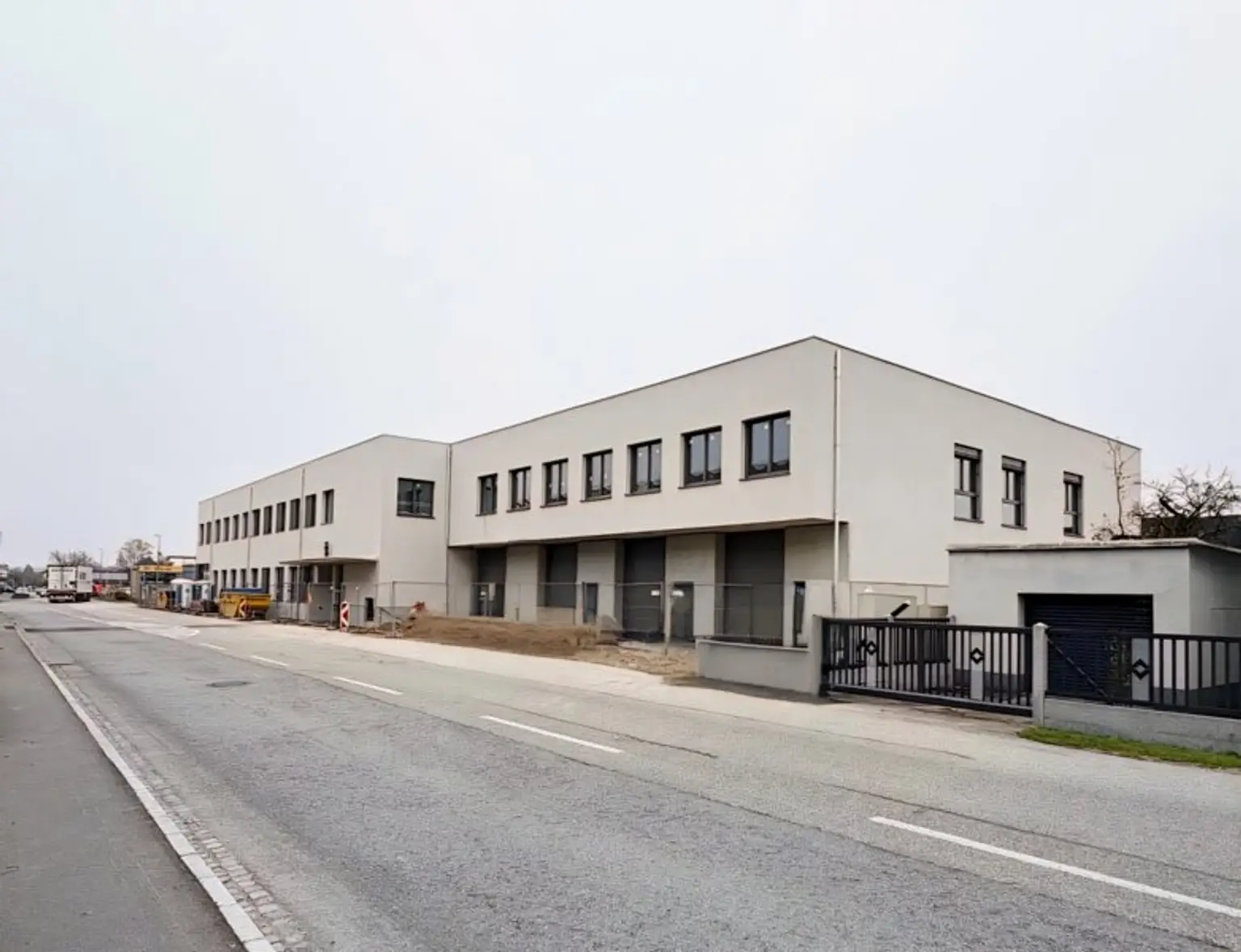 Vielseitig nutzbare Gewerbefläche in Welser TOP-Lage unmittelbar an der B1 – Erstbezug!!