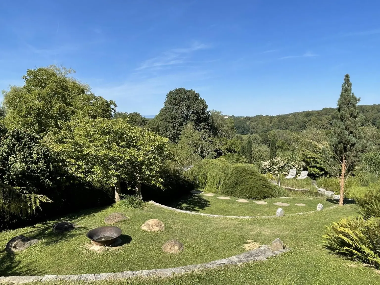 Blick vom Haus zum Biotop