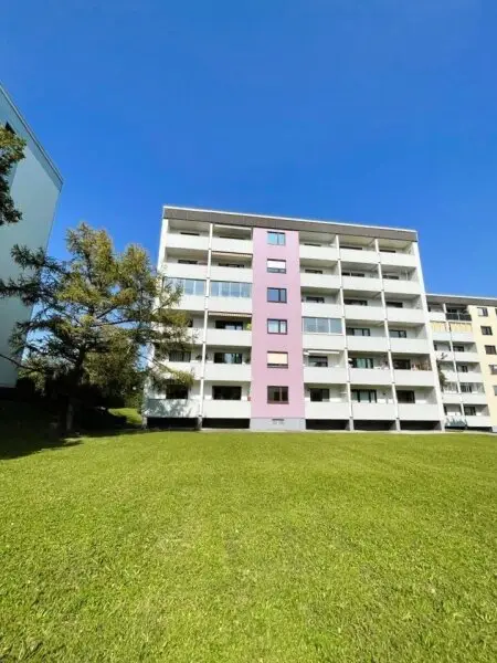 2-Zimmer Wohnung mit Loggia, separater Küche und Blick in den begrünten Innenhof