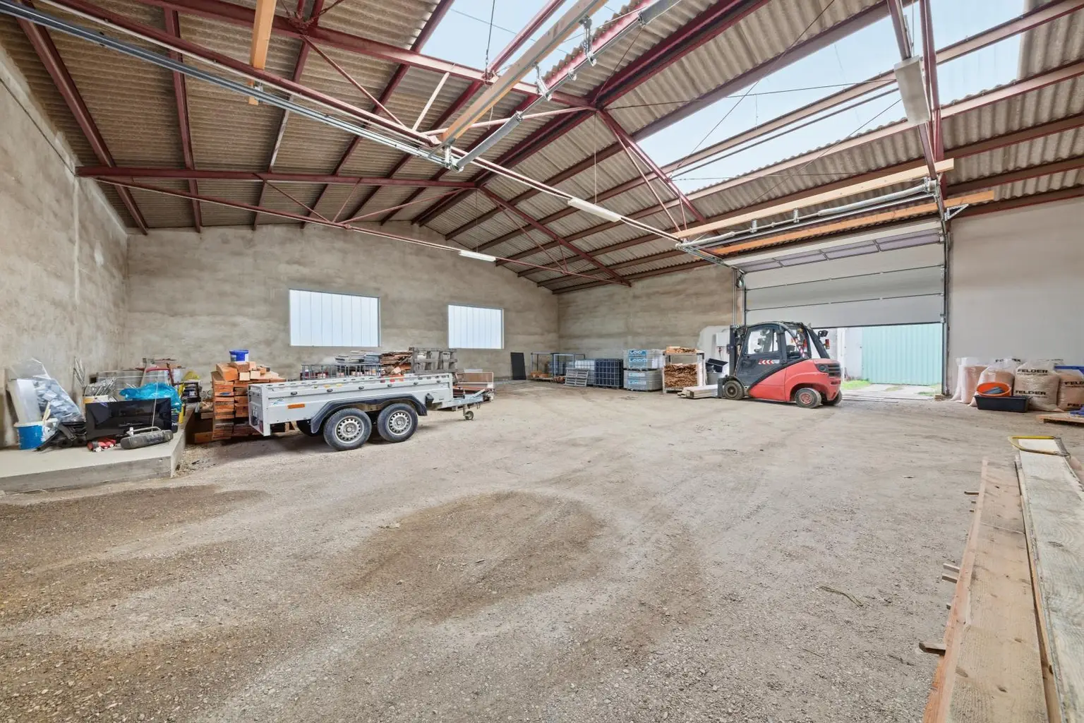 Vielseitige Gewerbe- und Wohnliegenschaft: diverse Hallenflächen, Wohngebäude und ein großzügiges Grundstück!