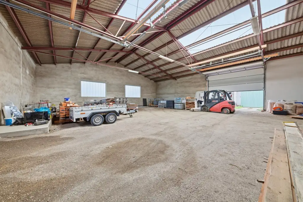 Vielseitige Gewerbe- und Wohnliegenschaft: diverse Hallenflächen, Wohngebäude und ein großzügiges Grundstück!