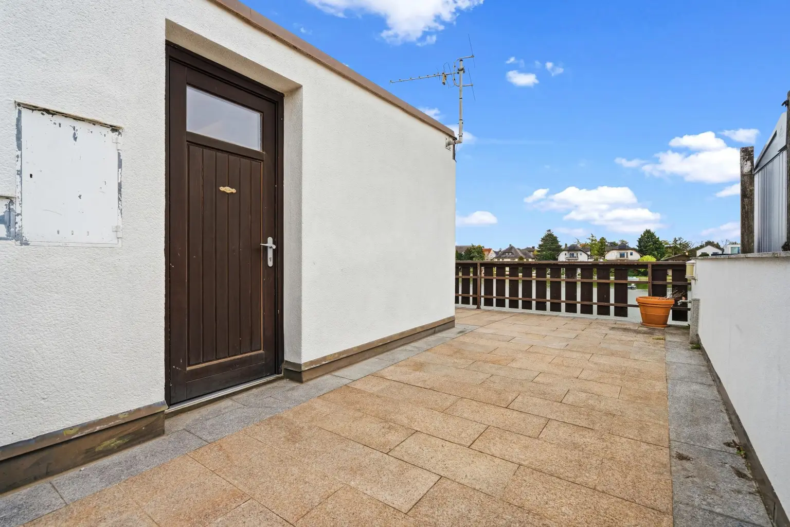 Eingangsbereich PKW Stellplatz