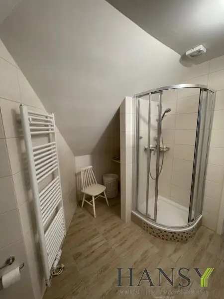 Neuwertiges Traum-Einfamilienhaus in Pfaffstätten: Stil, Pool und Gartenparadies!