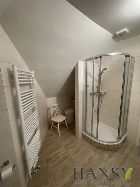 Neuwertiges Traum-Einfamilienhaus in Pfaffstätten: Stil, Pool und Gartenparadies!