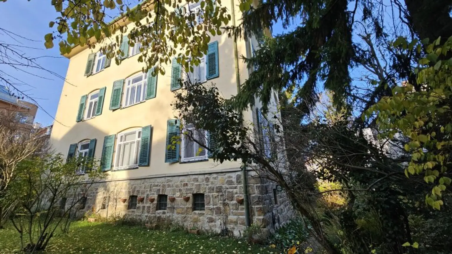 Gersthof /Pötzleinsdorf - charmante Altbauwohnung, 94m2 mit Balkon, Grünblick & Gartenidylle mitten in der Stadt!