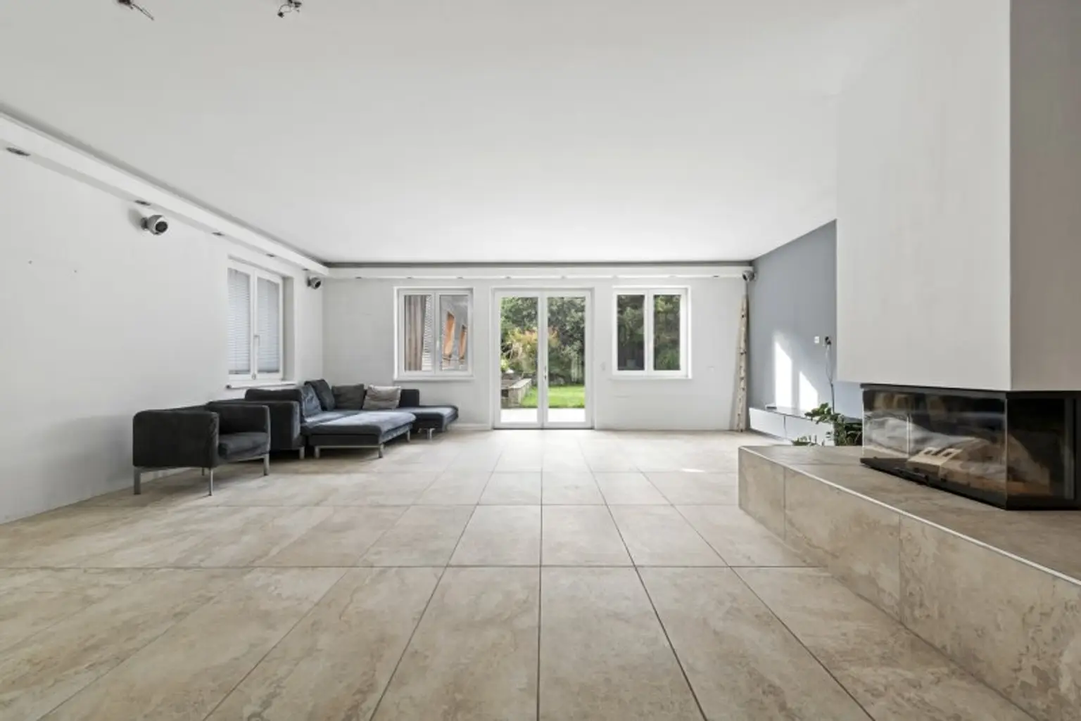 Exklusive Villa mit Nebengebäude in Gießhübl – Wohnen, Arbeiten & Wellness in Premiumlage