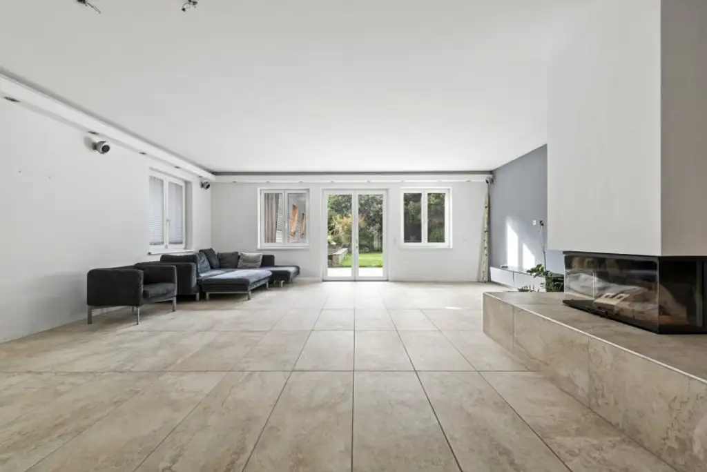 Exklusive Villa mit Nebengebäude in Gießhübl – Wohnen, Arbeiten & Wellness in Premiumlage