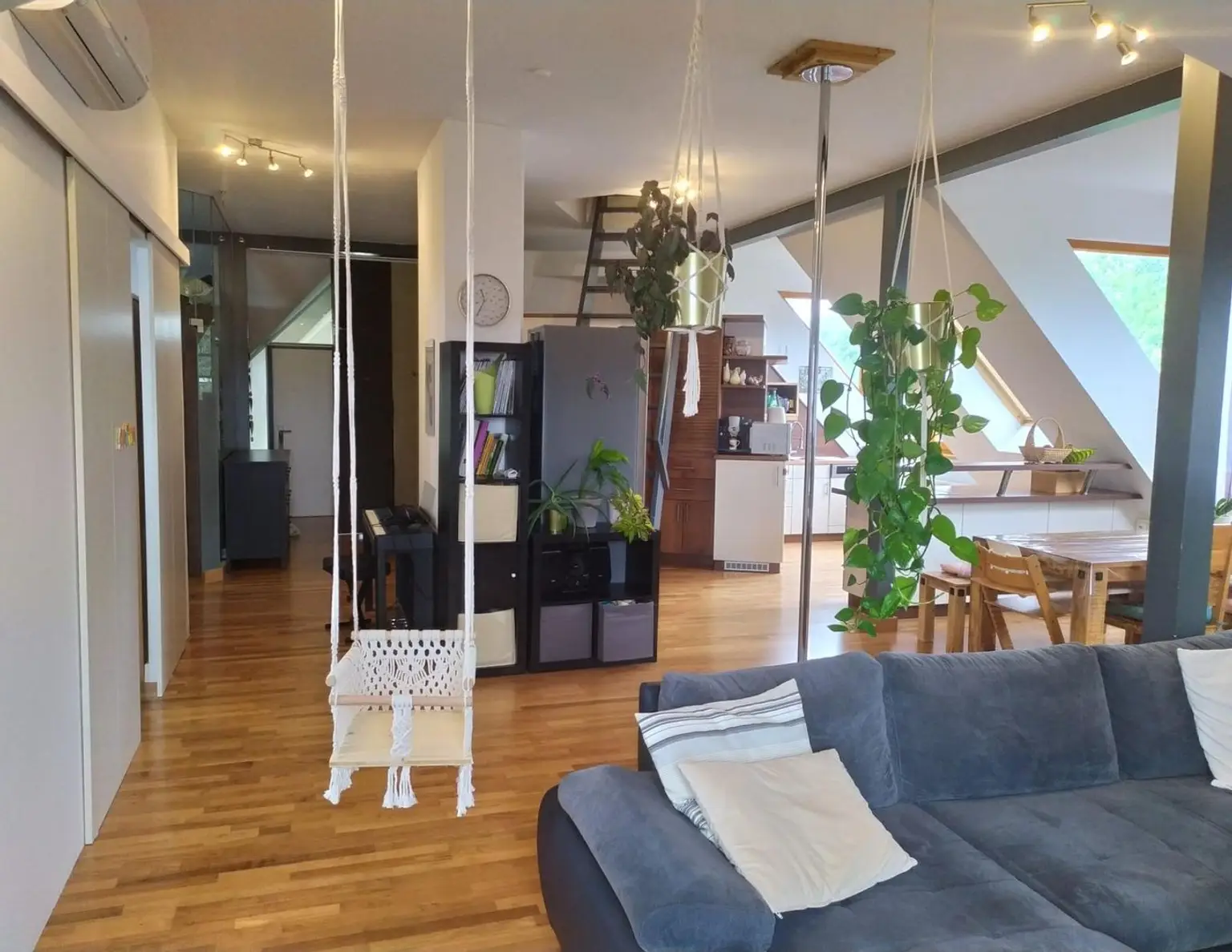 MIETE! Moderne Dachgeschosswohnung in Aussichtslage!