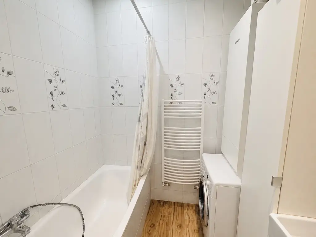 Stilvolle 2-Zimmer-Altbauwohnung in Hofruhelage – möbliert und sofort bezugsbereit