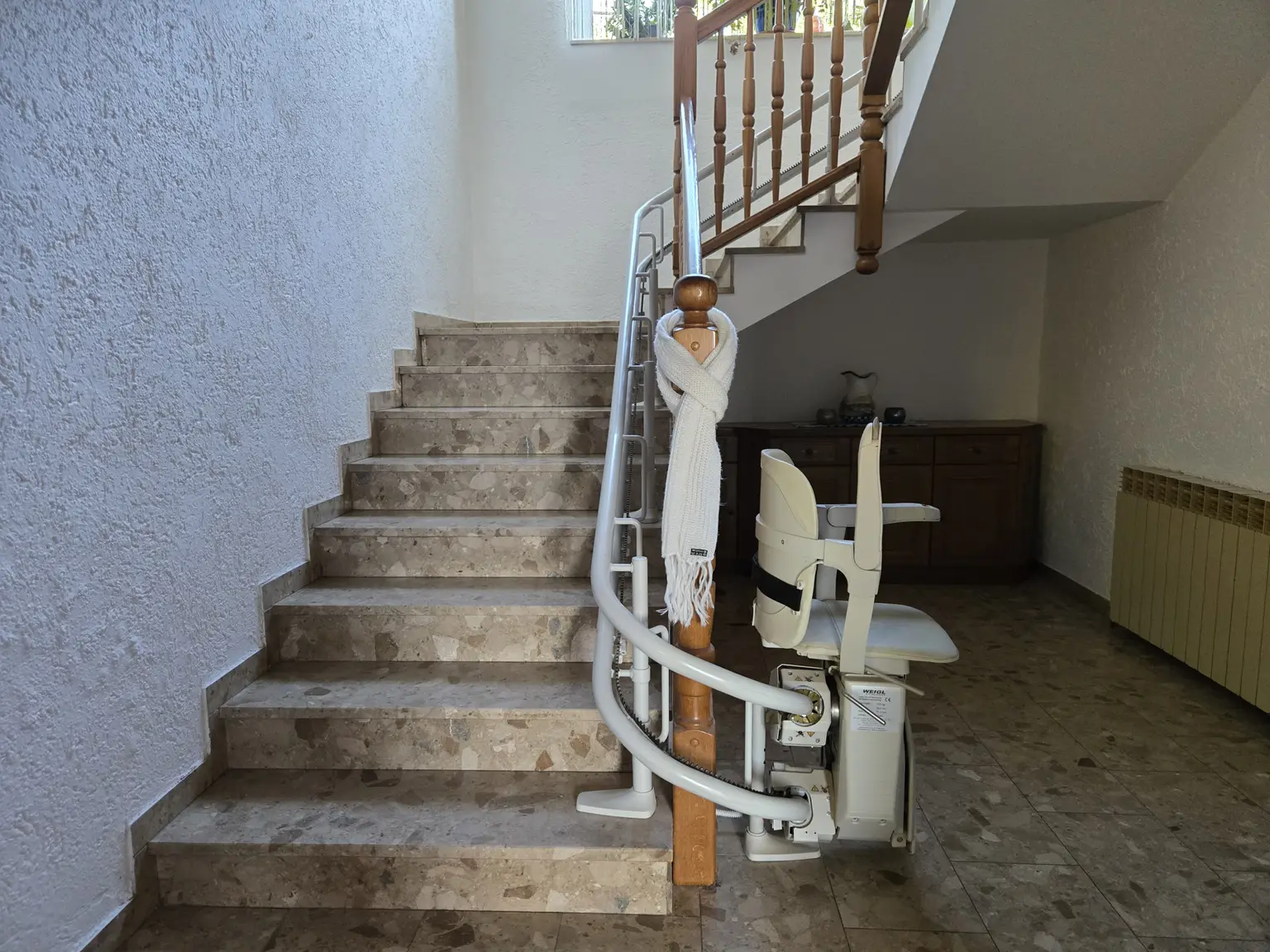 Treppenlift im Stiegenhaus - barrierefreier Zugang in die Mietwohnung