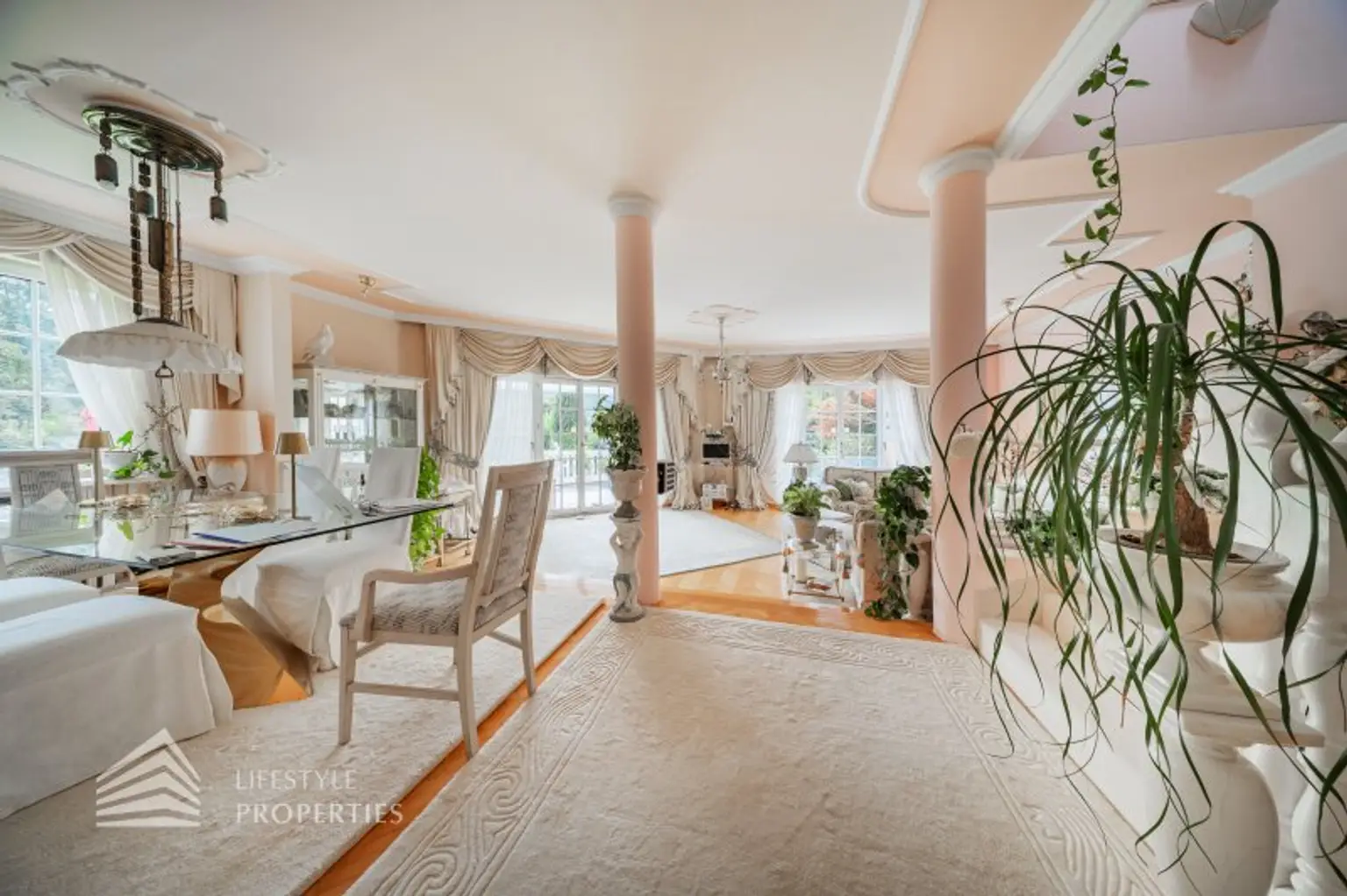 Beeindruckende Villa mit gepflegten Garten und Pool