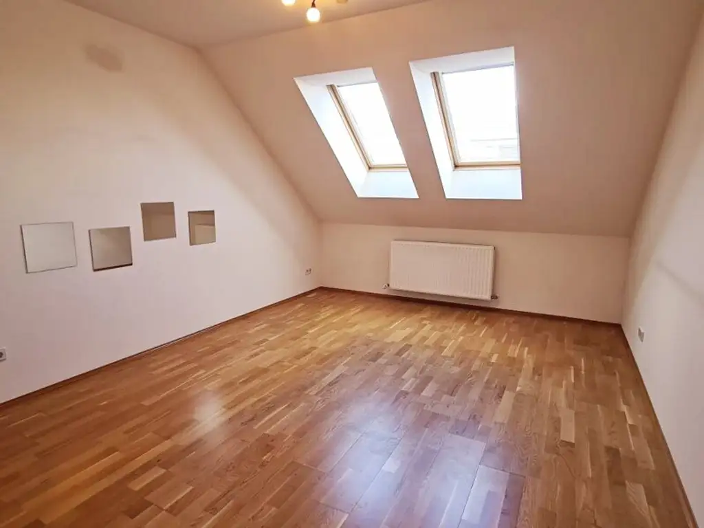 NASCHMARKT-NÄHE, 62 m2 Dachgeschoß, 2 Zimmer, Küche, Wannenbad, Parketten, U4-Nähe, Kettenbrückengasse