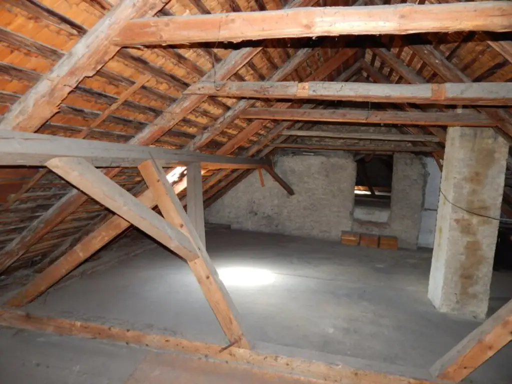 Historisches Gebäude mit großen Weinkeller mit Gewölbe im Zentrum von Perchtoldsdorf