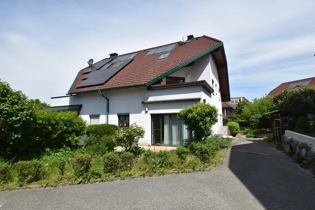 Doppelhaushälfte mit Garten & Carport - in beliebter Lage