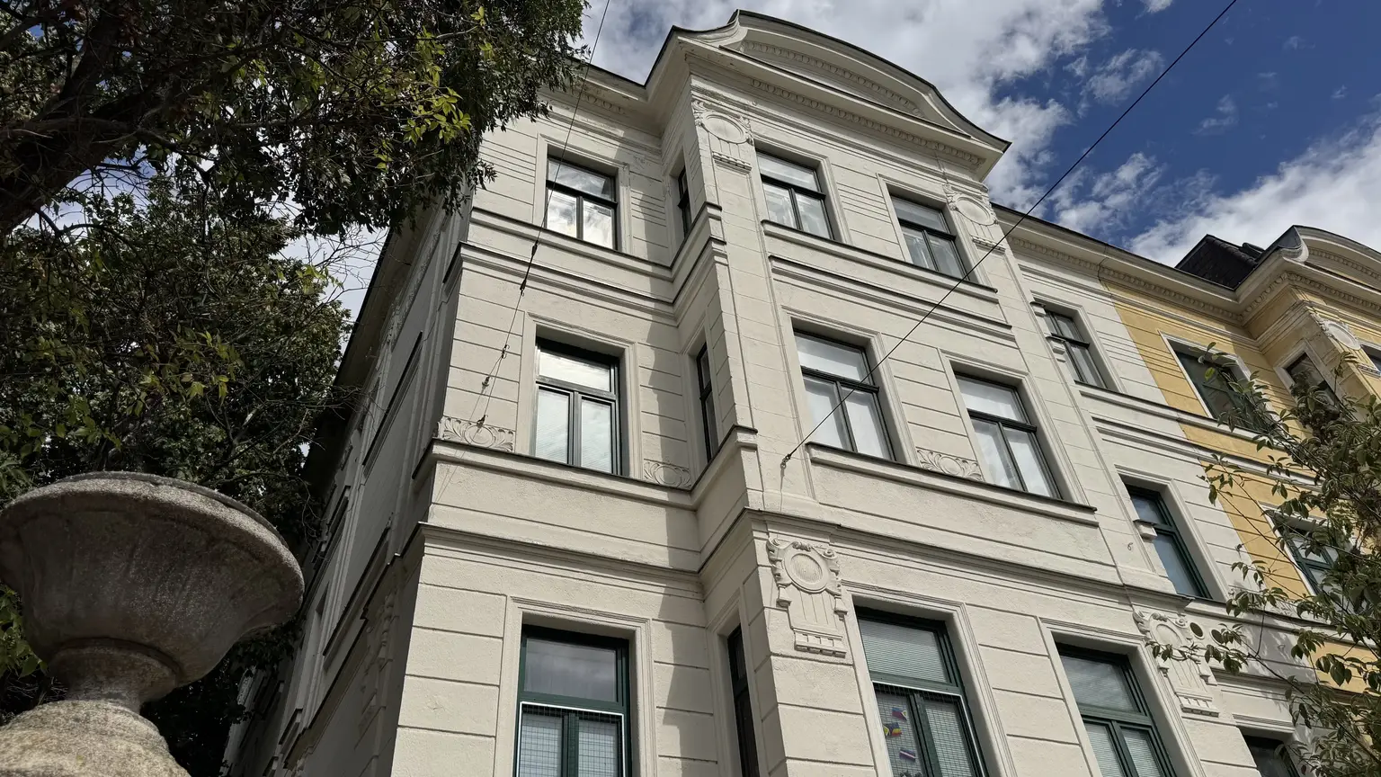 Sanierungsbedürftige Gartenwohnung in charaktervollen Altbau