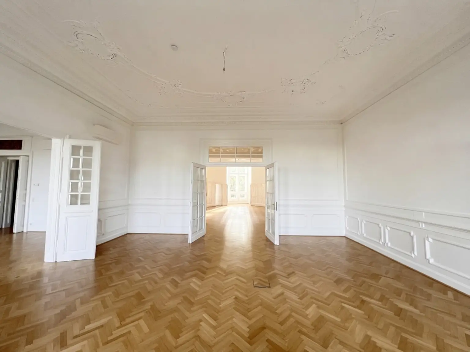 UNBEFRISTET: Prachtvolle Altbauwohnung der absoluten Königsklasse beim Schottentor