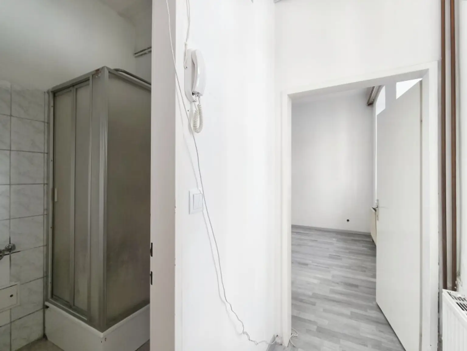 Vorraum mit Blick ins Badezimmer und Wohn-/Esszimmer