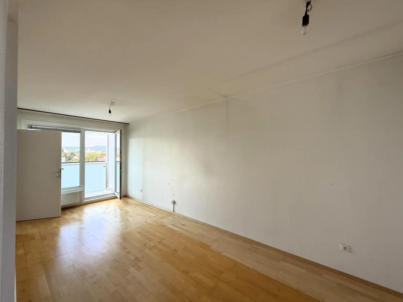 Eine helle, renovierungsbedürftige 3-Zimmer Wohnung // A bright 3-room apartment in need of renovation //