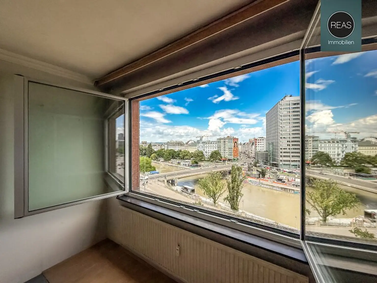 Wohnungspaket in Top-Innenstadtlage! 2 nebeneinander liegende Wohnungen mit 2 Loggien, neuen Fenstern und unverbautem Traumblick!