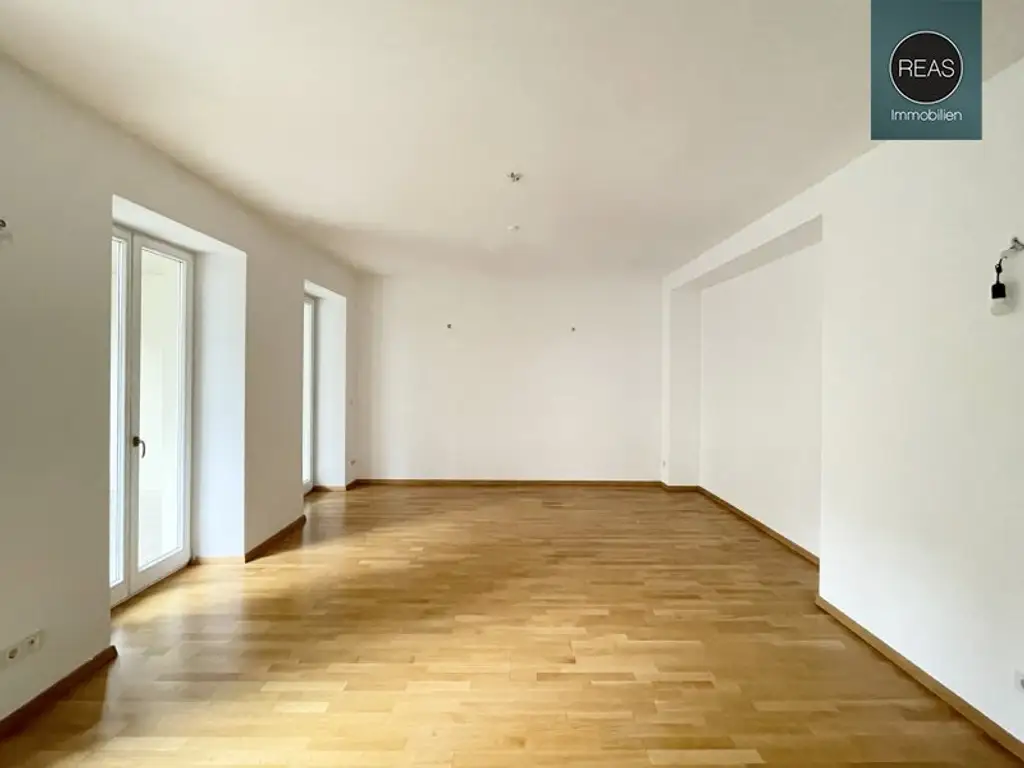 Provisionsfrei: Wunderschönes Apartment mit ruhiger Balkon-Terrasse bei der Orangerie Schönbrunn!