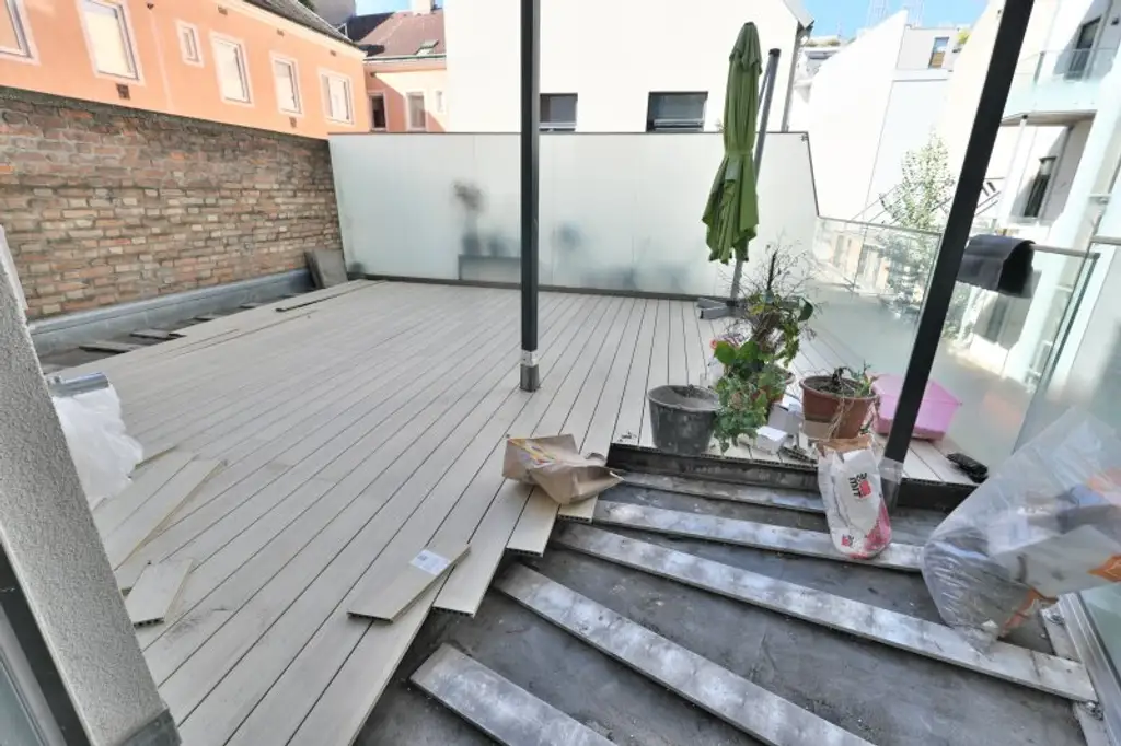 SIEBENBRUNNENPLATZ: Wohnküche + 2 Zimmer + 32 m² Terrasse (neben neuer U2-Station Reinprechtsdorfer Straße)