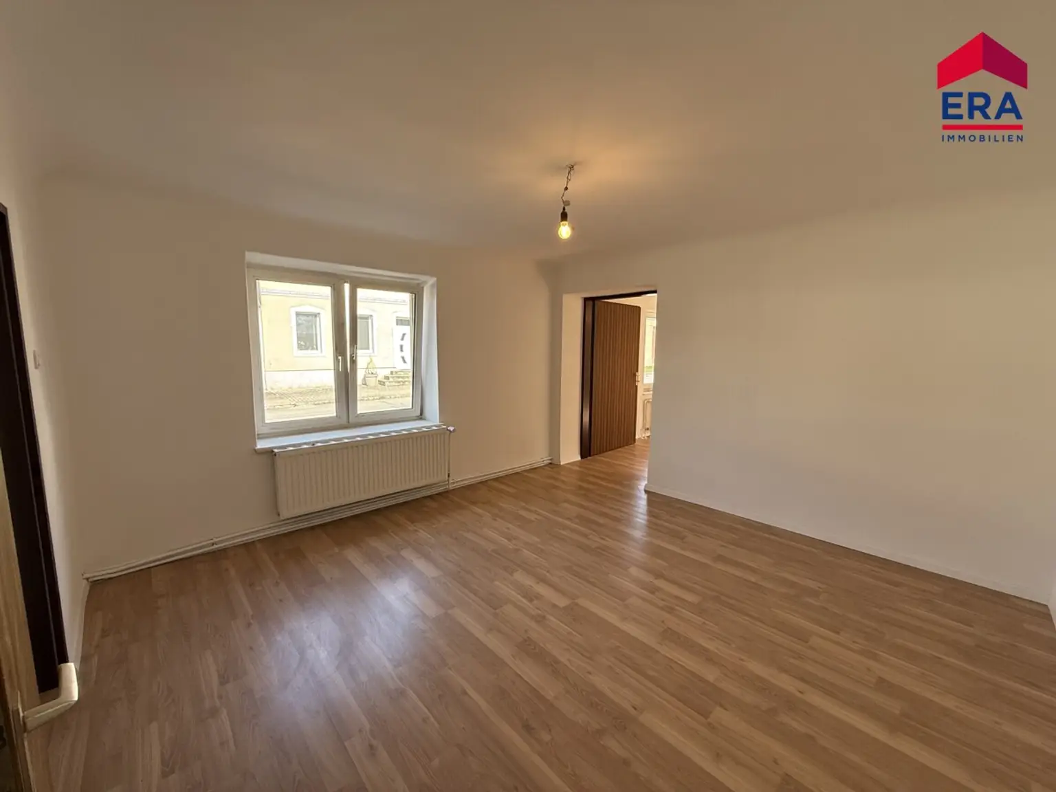 NEU: Frisch saniertes, ebenerdiges Miethaus mit uneinsehbarem Innenhof, Doppelgarage und viel Platz