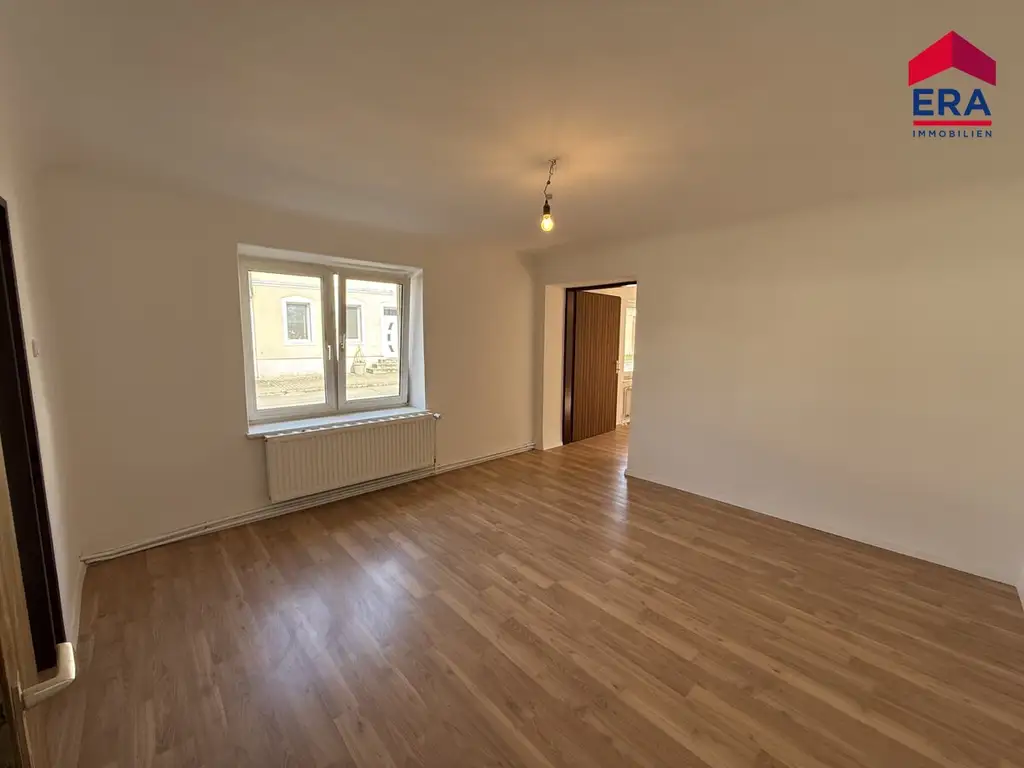 NEU: Frisch saniertes, ebenerdiges Miethaus mit uneinsehbarem Innenhof, Doppelgarage und viel Platz