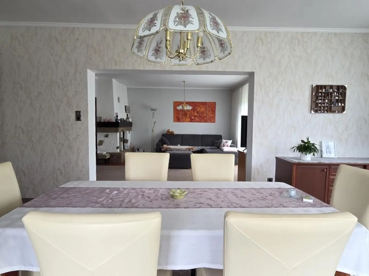 Esszimmer mit Blick z. Wohnzimmer