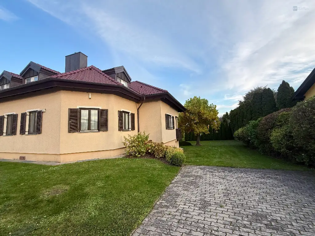 GARTENPARADIES   -  9.000 M² - 
LANDHAUS IN PARKLANDSCHAFT  
NUR 30 MINUTEN VON WIEN