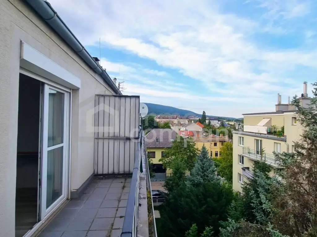 TRAUMHAFTE DACHGESCHOSSWOHNUNG mit zwei Balkonen in Baden!